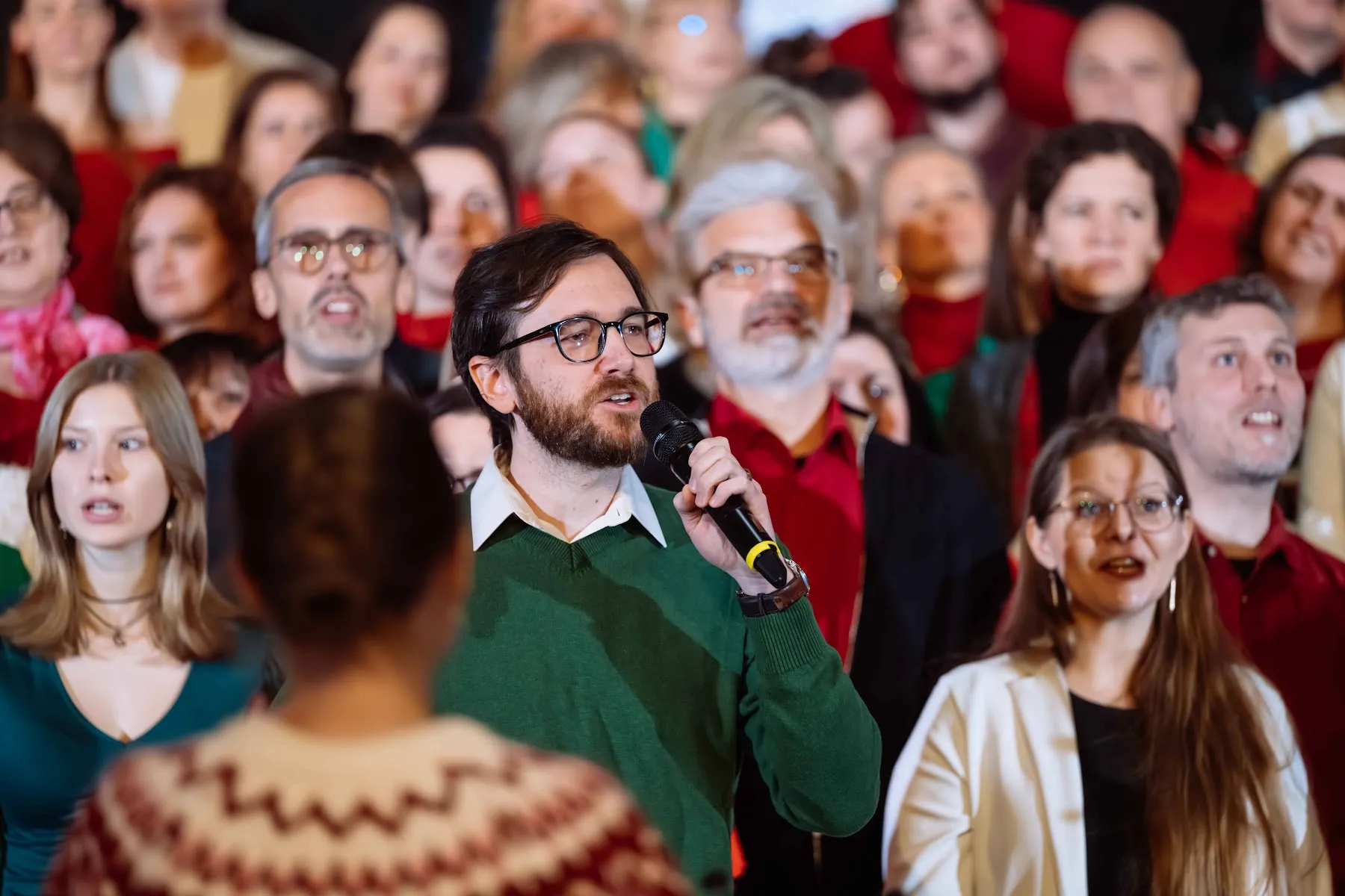 Adventné koncerty 2025 - publikum a spevák