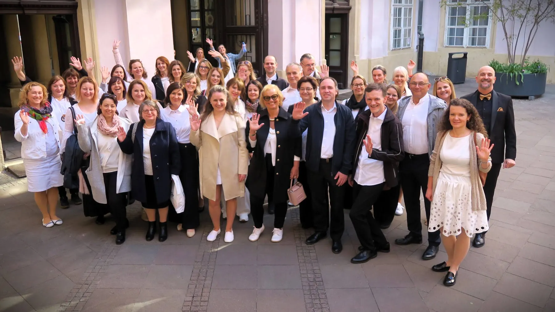 BSG+ Zrkadlová sieň 2025 - skupina na nádvorí